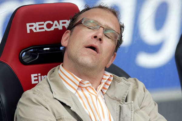 Mächtig geschafft vom Job des Sportdirektors: Jörg Schmadtke gönnte sich auf der Aachener Bank eine Pause.