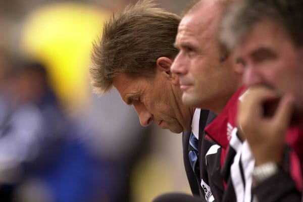 Am 5. Spieltag der Saison 2001/2002 trat der 1. FC Nürnberg zum Derby bei den Münchner Löwen an und ausgerechnet den Club-Trainer schien es nicht sonderlich zu packen: Klaus Augenthaler schlummert auf der Bank.