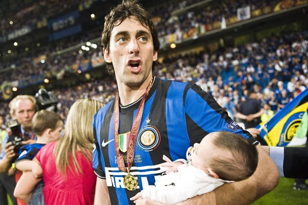 Held im Champions-League-Finale 2010, als Inter Mailand gegen den FC Bayern München mit 2:0 triumphierte, war Doppel-Torschütze Diego Milito. Den Nachwuchs interessierte das aber herzlich wenig: Sein Baby schlummert friedlich im Arm.