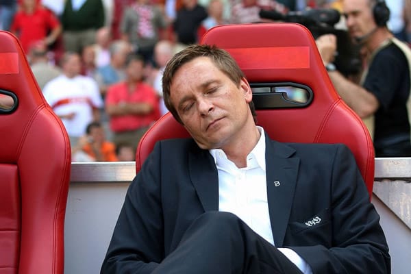 Während Trainer oft wild gestikulierend am Spielfeldrand rumturnen, scheint unter Teammanagern ein Schlaf-Virus zu grassieren. Hier knackt Horst Heldt auf der Bank des VfB Stuttgart.