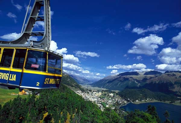 Engadin St. Moritz: Wer ein Hotel gebucht hat, kann sich kostenlos von den Bergbahnen in die schönsten alpinen Regionen hieven lassen.