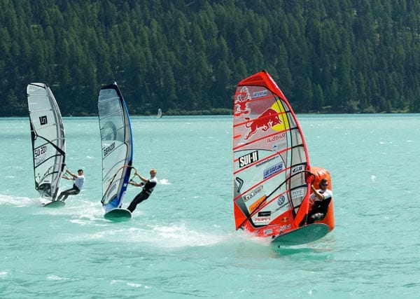 Engadin St. Moritz: Der zuverlässige Malojawind macht den Silvaplanersee bei den Wassersportlern beliebt.