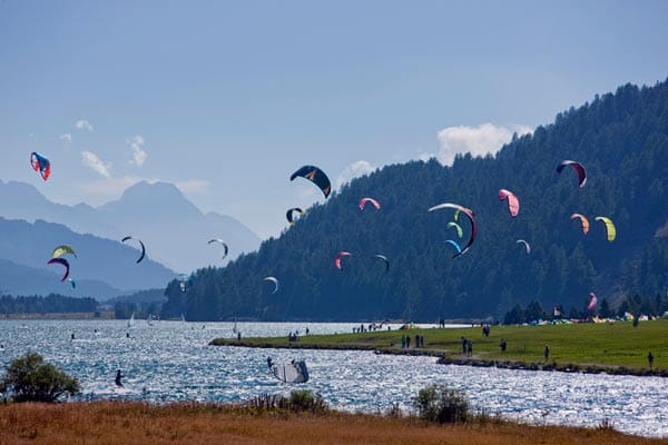 Engadin St. Moritz: Und auch Kitesurfer lieben den Silvaplana-See.