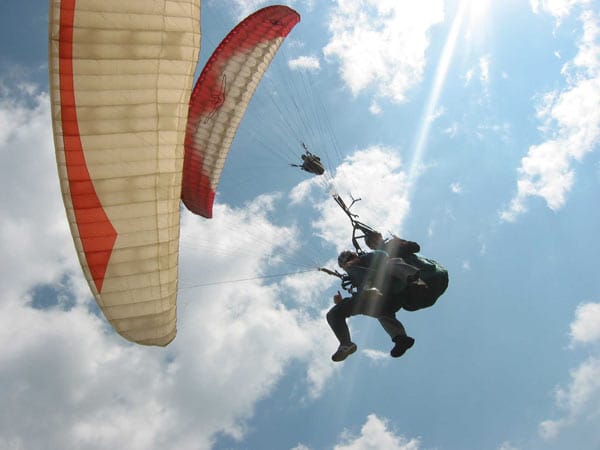 Ein Paraglider in der Luft (Symbolbild): In Österreich ist ein Deutscher bei einem Spiralflug ums Leben gekommen.