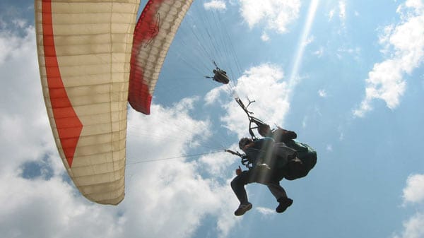 Ein Paraglider in der Luft (Symbolbild): In Österreich ist ein Deutscher bei einem Spiralflug ums Leben gekommen. Ein Paraglider in der Luft (Symbolbild): In Österreich ist ein Deutscher bei einem Spiralflug ums Leben gekommen.