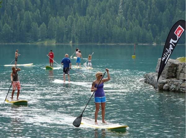 Engadin St. Moritz: Stand Up Paddling (SUP) auf dem Silvaplana-See gehört natürlich auch dazu.