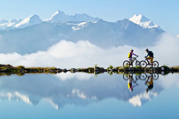 Engadin St. Moritz: Wer hier entlang des spiegelklaren Sees bei Chamanna Saluver mountainbiken war, wird es nie wieder missen wollen.