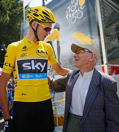 Der alte Mann und der Gelbe: Christopher Froome traf vor dem Start der zehnten Etappe auf Robert Marchand, der fast alle Frankreich-Rundfahrten miterlebt hat - der Franzose ist 102 Jahre alt.
