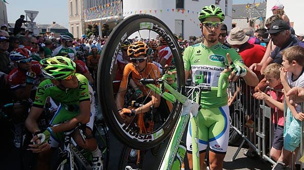 Startvorbereitungen: Peter Sagan war in Saint-Gildas-des-Bois zu Sperenzchen aufgelegt und zeigte, dass er seine Rennmaschine in jeder Lage im Griff hat.