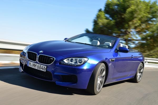 Jedes Mal aufs Neue, wenn sich ein Testwagen angekündigt hat, steigt die Vorfreude und auch die Spannung, wie wird er sich fahren und welche Farbe wird er wohl haben. Unser "blaues Wunder" erleben wir, als der M6 in "San Marino Blau" dann fein säuberlich rausgeputzt vorfährt.