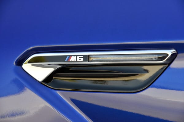 Stolz prangt das "M" der BMW M GmbH an den seitlichen Kiemen, ebenso wie …