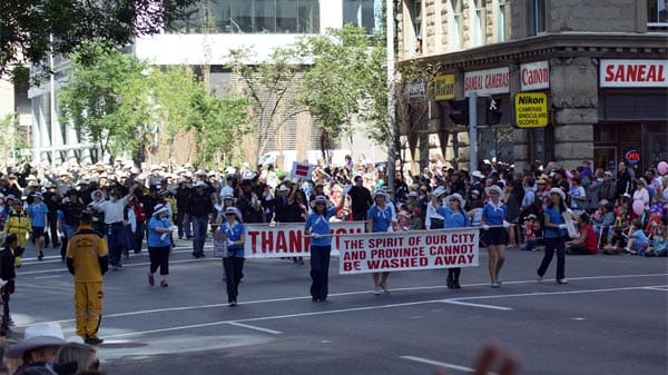 Noch zwei Wochen vor dem Start war das Gelände der Calgary Stampede überflutet. Teilnehmer und Veranstalter trotzen der Flut und zeigen dies – wie hier bei der Eröffnungsparade.