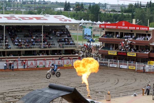 Vorspiel fürs Rodeo: Eine Motorrad-Stunt-Show heizt den Besuchern ein.