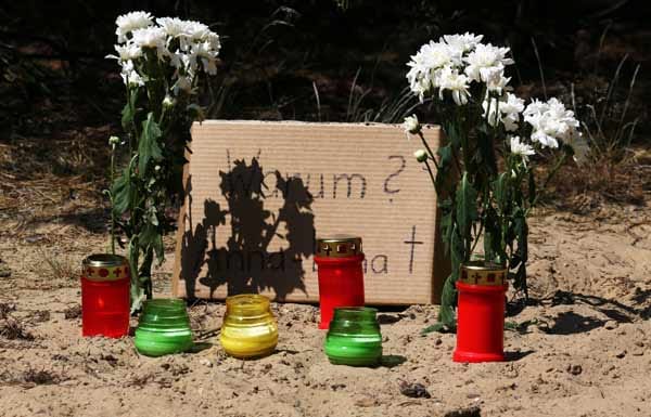 Trauernde haben Kerzen und Blumen am Tatort hinterlassen. Trauernde haben Kerzen und Blumen am Tatort hinterlassen.