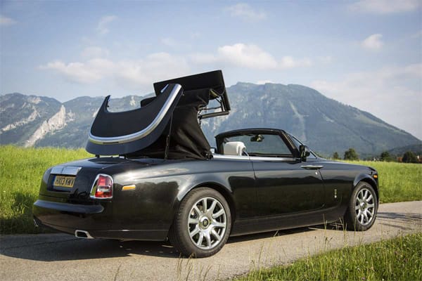Solange nicht ein Maybach Landaulet oder ein dachloser Bugatti Veyron den Weg kreuzen, bleibt der offene Rolls-Royce der Star auf dem Asphalt.