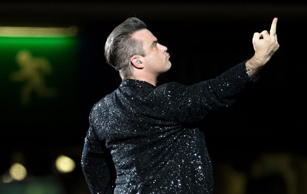 Robbie Williams begrüßte am 10. Juli 2013 seine 50.000 Fans in der Gelsenkirchener Veltins-Arena mit dem Spruch: "Ich habe einen großen Pi...". Dabei streckte er ihnen auch den Stinkefinger entgegen.