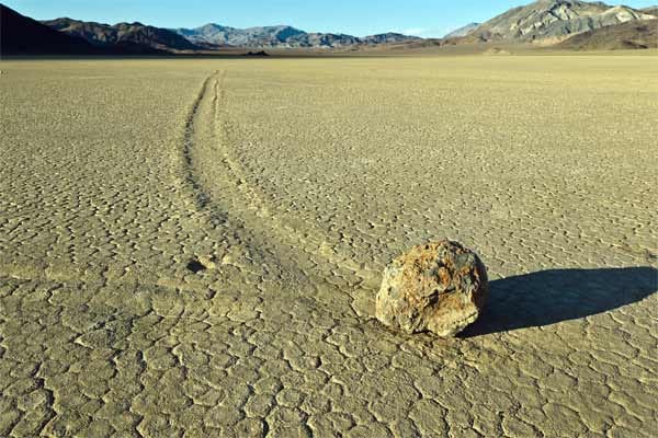 Im Death Valley in Kalifronien gibt es sogenannte "Sailing Stones". Diese wiegen zwar manchmal mehr als hundert Kilogramm, dennoch ziehen sie eine Spur im Sand hinter sich her, als würden sie sich heimlich fortbewegen, wenn keiner schaut. Die am weitesten verbreitete Annahme besagt, dass starke Winde nach Regenfällen die schweren Kolosse vorwärtstreiben.