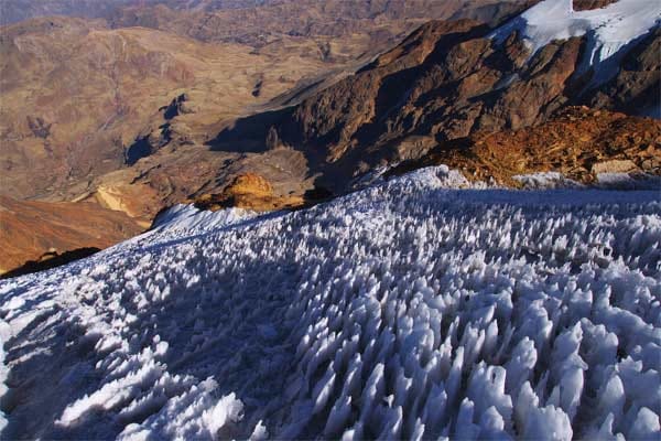 Bis zu vier Meter hohe Eisskulpturen finden sich in den trockenen Anden. Das sogenannte Büßereis entsteht durch ungleichmäßiges Verdunsten und Abschmelzen bei starker Sonneneinstrahlung. Es bilden sich Schnee und Eispyramiden.
