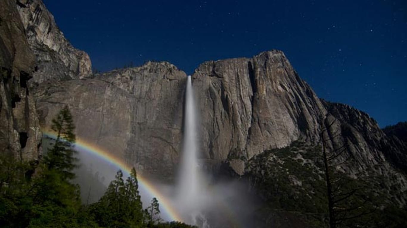 Solche "Mondbögen" entstehen - wie der Name schon verrät - wenn das Mondlicht auf eine hoge Luftfeuchtigkeit trifft. Ein solches Naturschauspiel zu sehen, ist besonders im Yosemite National Park in Kalifornien, bei den Victoria Falls in Afrika oder den Cumberland Falls in Kentucky häufig möglich.