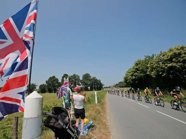 Britische Fans am Streckenrand feuern das Team Sky Procycling an.