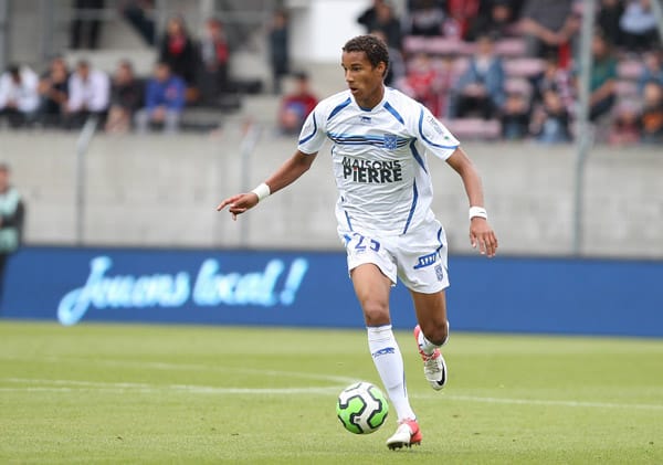Und noch ein Neuer für Freiburg - nach dem Spielerschwund aber auch nötig: Christopher Jullien von AJ Auxerre. Der 20-jährige Innenverteidiger kam ablösefrei zum Sportclub.