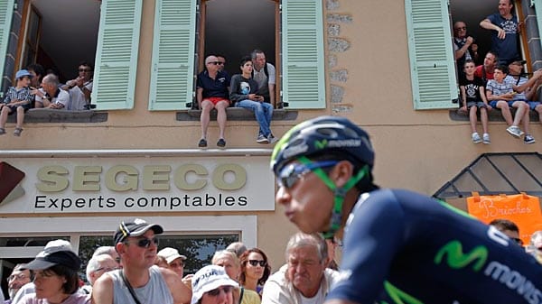 Die Fenster zur Tour: Den Fans ist jeder Platz und jedes Mittel recht, um einen Blick auf die Rennfahrer - hier der Kolumbianer Nairo Alexander Quintana - zu bekommen.