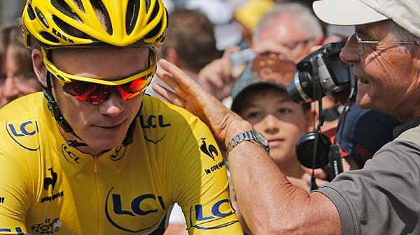 Bürgernähe: Christopher Froome erhält vor dem Start in Saint-Pourcain-sur-Sioule einen freundlichen Klaps von einem älteren Herren. Ob es für den Mann diesmal besser lief?