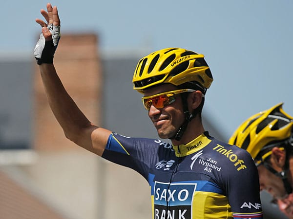 Bester Dinge: Nach seinem Coup vom Vortag, als er nach einer Attacke über eine Minute auf das Gelbe Trikot gutmachte, hatte Alberto Contador vor der 14. Etappe allen Grund für gute Laune.