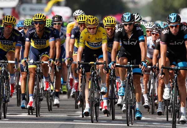 Die Favoriten ließen es ruhig angehen und kamen mit Verspätung ins Ziel. Für Spitzenreiter Froome und Verfolger Contador wird es am Sonntag auf der Etappe zum Mont Ventoux ernst.
