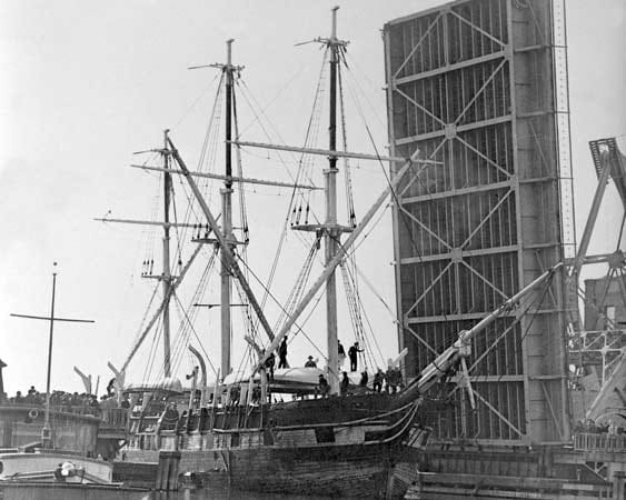 November 1941: Die "Charles W. Morgan" passiert eine Zugbrücke in Mystic im US-Bundesstaat Connecticut. Damals war ihre große Zeit als Walfangschiff schon vorbei.