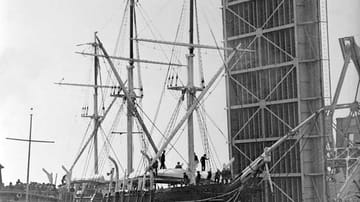 November 1941: Die "Charles W. Morgan" passiert eine Zugbrücke in Mystic im US-Bundesstaat Connecticut. Damals war ihre große Zeit als Walfangschiff schon vorbei.