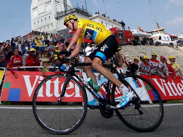 Christopher Froome rast dem Gipfel entgegen.