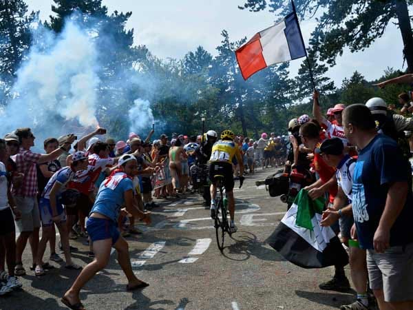 Am Ventoux ist die Hölle los: Sieben Kilometer vor dem Zielstrich attackiert Christopher Froome seinen Konkurrenten Alberto Contador. Beide fliegen an Mikel Nieve vorbei, doch Contador muss sich Froomes Tempodiktat beugen.