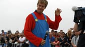 Und dann war der Champion dran - im Blaumann statt Rennanzug: Vettel startete im Outfit der bekannten Videospiel-Figur Super Mario.