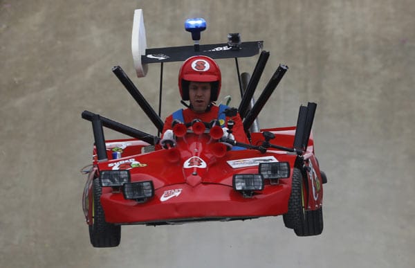 Nur fliegen ist schöner: Vettel springt über eine Rampe...