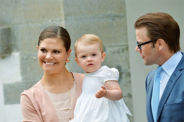 Die kleine Estelle verzauberte am Geburtstag ihrer Mutter, Kronprinzessin Victoria, das schwedische Volk (14. Juli 2013).