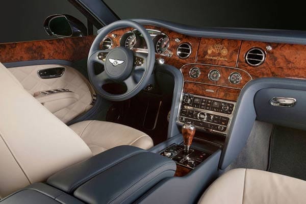 Der Mulsanne Diamond Jubilee zeigt sich auch im Inneren besonders edel und ist mit dem königlichen Wappen verziert. Der Mulsanne Diamond Jubilee zeigt sich auch im Inneren besonders edel und ist mit dem königlichen Wappen verziert.