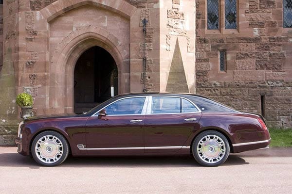 Zum 60-jährigen Thronjubiläum von Queen Elisabeth II präsentiert Bentley ein exklusives Sondermodell, den Mulsanne Diamond Jubilee. Passenderweise wird es von der Limousine nur 60 Stück geben. Das Tochterunternehmen von Bentley Mulliner baute bereits 1760 Kutschen für die königliche Familie. Einige davon werden bis heute bei Staatsereignissen genutzt.