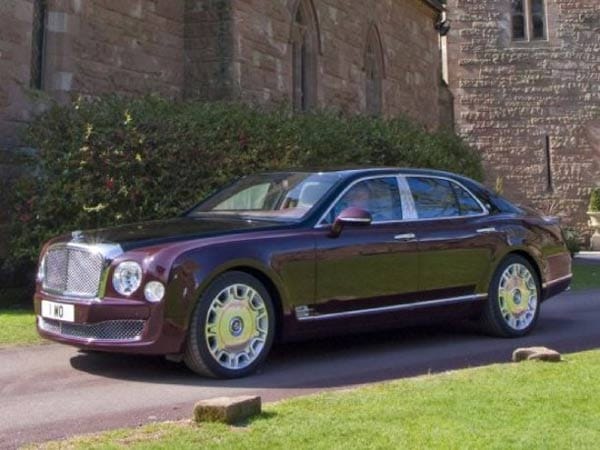 Doch die Zeit der Kutschen ist schon lange vorbei und so hat sich Bentley auch mit seinen Autos bei der Königsfamilie beliebt gemacht. Vor exakt 10 Jahren beispielsweise mit der State Limousine, die Queen Elisabeth II zum 50-jährigen Thronjubiläum übergeben wurde und 2011 bei der Hochzeit von Prince William und Kate Middleton zum Einsatz kam. Doch die Zeit der Kutschen ist schon lange vorbei und so hat sich Bentley auch mit seinen Autos bei der Königsfamilie beliebt gemacht. Vor exakt 10 Jahren beispielsweise mit der State Limousine, die Queen Elisabeth II zum 50-jährigen Thronjubiläum übergeben wurde und 2011 bei der Hochzeit von Prince William und Kate Middleton zum Einsatz kam.