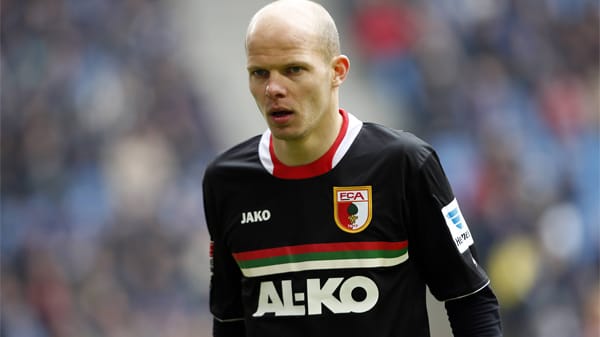 Auswärts gehen der FC Augsburg und Tobias Werner in schwarz auf Torejagd.