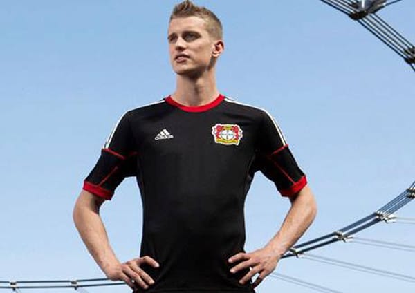 Blanke Brust beherrscht derzeit noch das Auswärtstrikot von Bayer Leverkusen. Der bisherige Sponsor Sunpower musste sein Engagement aufgrund finanzieller Schwierigkeiten beenden.