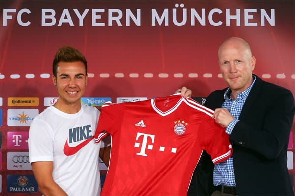 Dieses Foto sorgte für viel Wirbel. Mario Götze präsentiert im "falschen T-Shirt" das neue Bayern-Trikot.