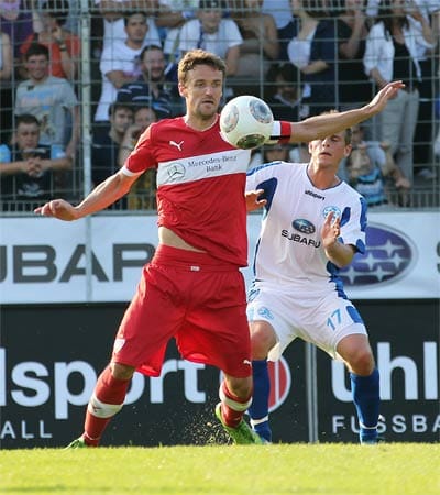 So kickt es sich in rot: Christian Gentner vom VfB Stuttgart