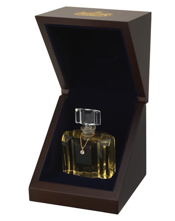 Zum 60. Thronjubiläum von Queen Elizabeth hat "Floris" ein ganz besonderes Parfum namens "Royal Arms" aufgelegt. Jede Flasche kostet 15.000 Pfund, das sind fast 19.000 Euro. Eine Abfüllung des Extraktes erhält die Queen, eine Flasche wird für karitative Zwecke versteigert, vier sind zu kaufen.