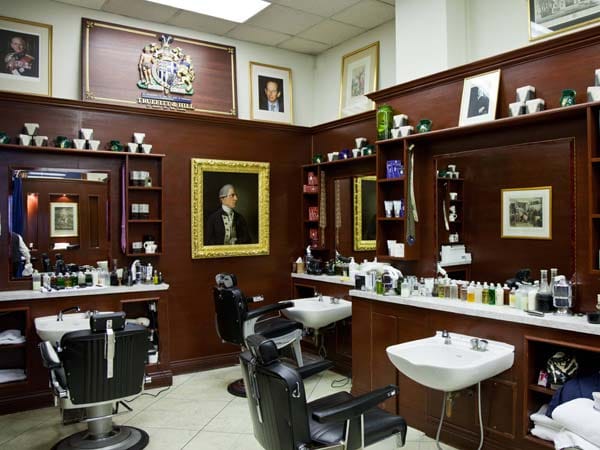 Seit 1805 rüstet die kleine Firma Truefitt and Hill den Gentleman aus London aus – dies ist der älteste Barbiershop der Welt wie auch das Guiness Buch der Rekorde vermerkt; schon Charles Dickens erwähnte den Laden in seinen Romanen.