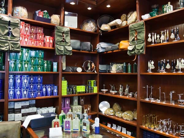 Truefitt and Hill bietet dem Gentleman vom Rasierer-Set über die Shaving-Lotion alles, was das Männerherz begehrt. Truefitt and Hill bietet dem Gentleman vom Rasierer-Set über die Shaving-Lotion alles, was das Männerherz begehrt.