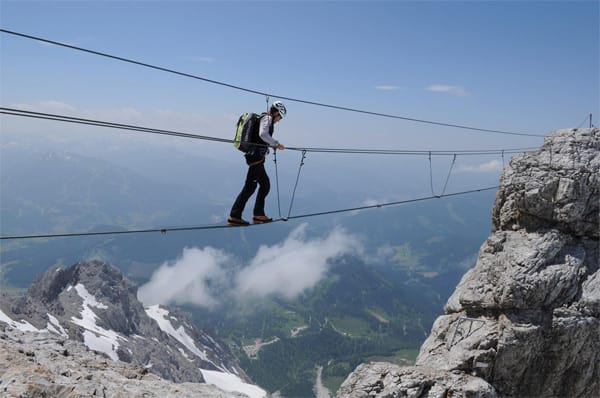 Klettersteig am Dachstein: Seilbrücke am Westgrat auf den Koppenkarstein lässt den Atem stocken.