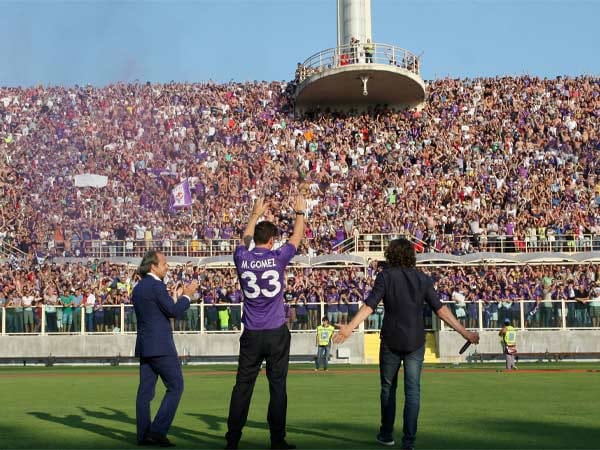 Gomez wird von den Fiorentina-Fans gefeiert wie ein Popstar.