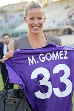 Mit im Gepäck: Die neue Freundin von Gomez, die schöne Carina Wanzung.