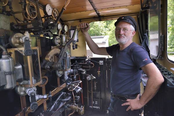 "Ende Juli ist definitiv die letzte Fahrt für dieses Jahr", sagt Roschach. Tausende Stunden hat der 58-Jährige in die Instandhaltung des Zugs gesteckt. Jeder der sieben Wagen wurde mindestens zweimal komplett neu aufgebaut.